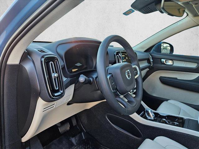 Used 2023 Volvo XC40 B5 Plus image 9