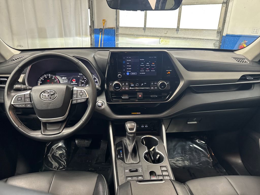 Used 2023 Toyota Highlander XLE AWD/4WD image 13