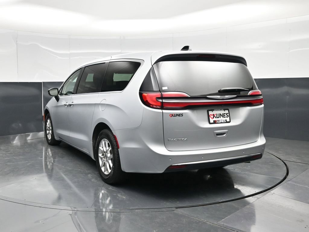 Used 2024 Chrysler Pacifica Touring-L image 8