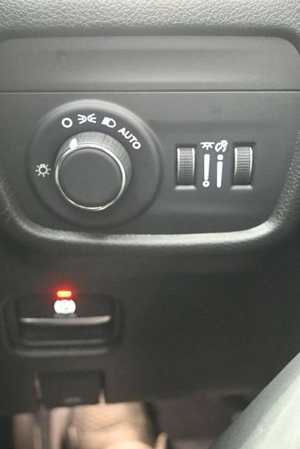 Used 2025 Jeep Grand Cherokee Altitude AWD/4WD image 10