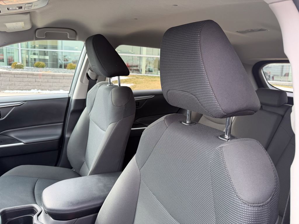 Used 2021 Toyota RAV4 LE image 10