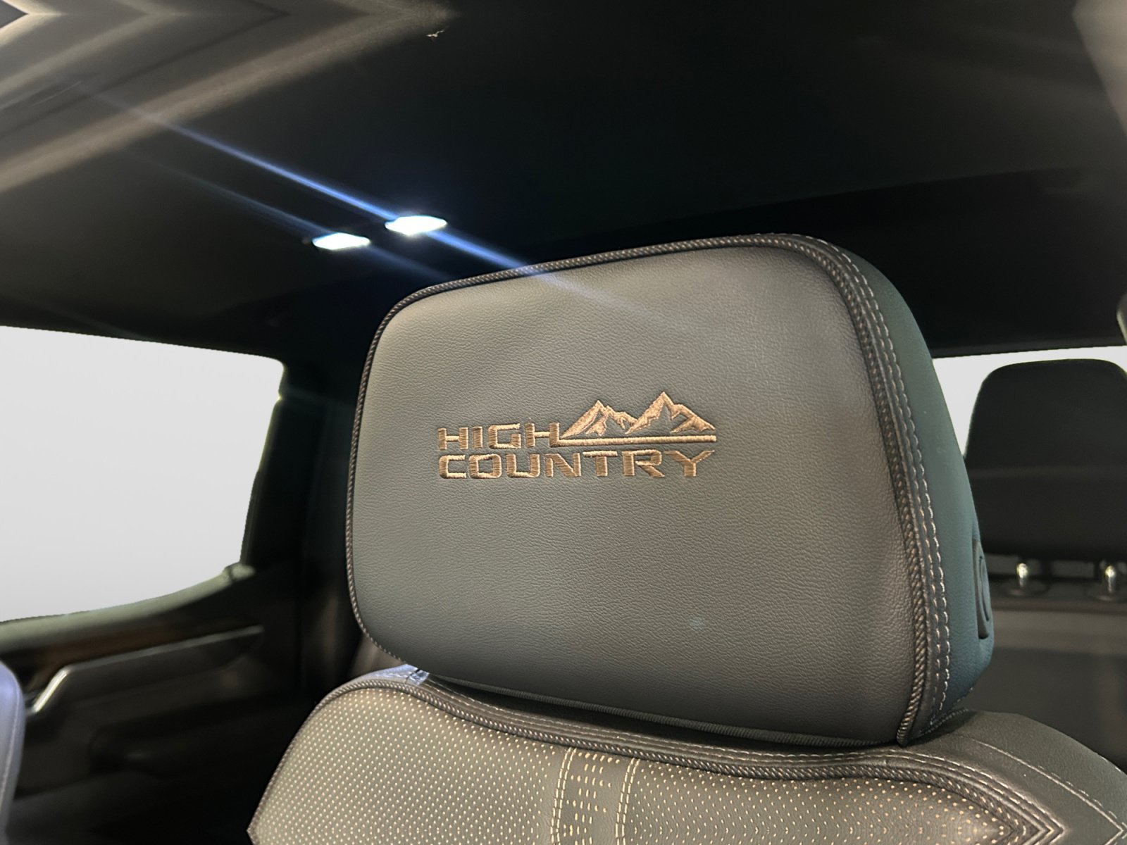 Used 2025 Chevrolet Silverado 1500 High Country w/ High Country Premium Package AWD/4WD image 13