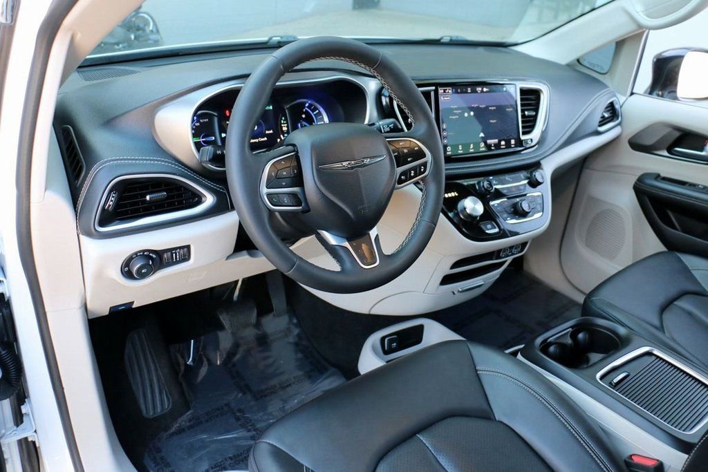Used 2024 Chrysler Pacifica Select image 21