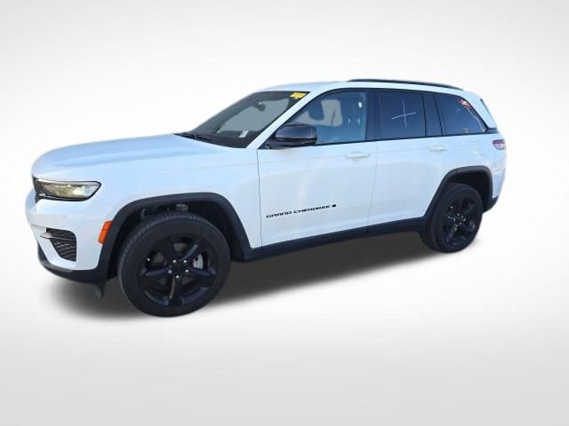 Used 2023 Jeep Grand Cherokee Altitude image 3