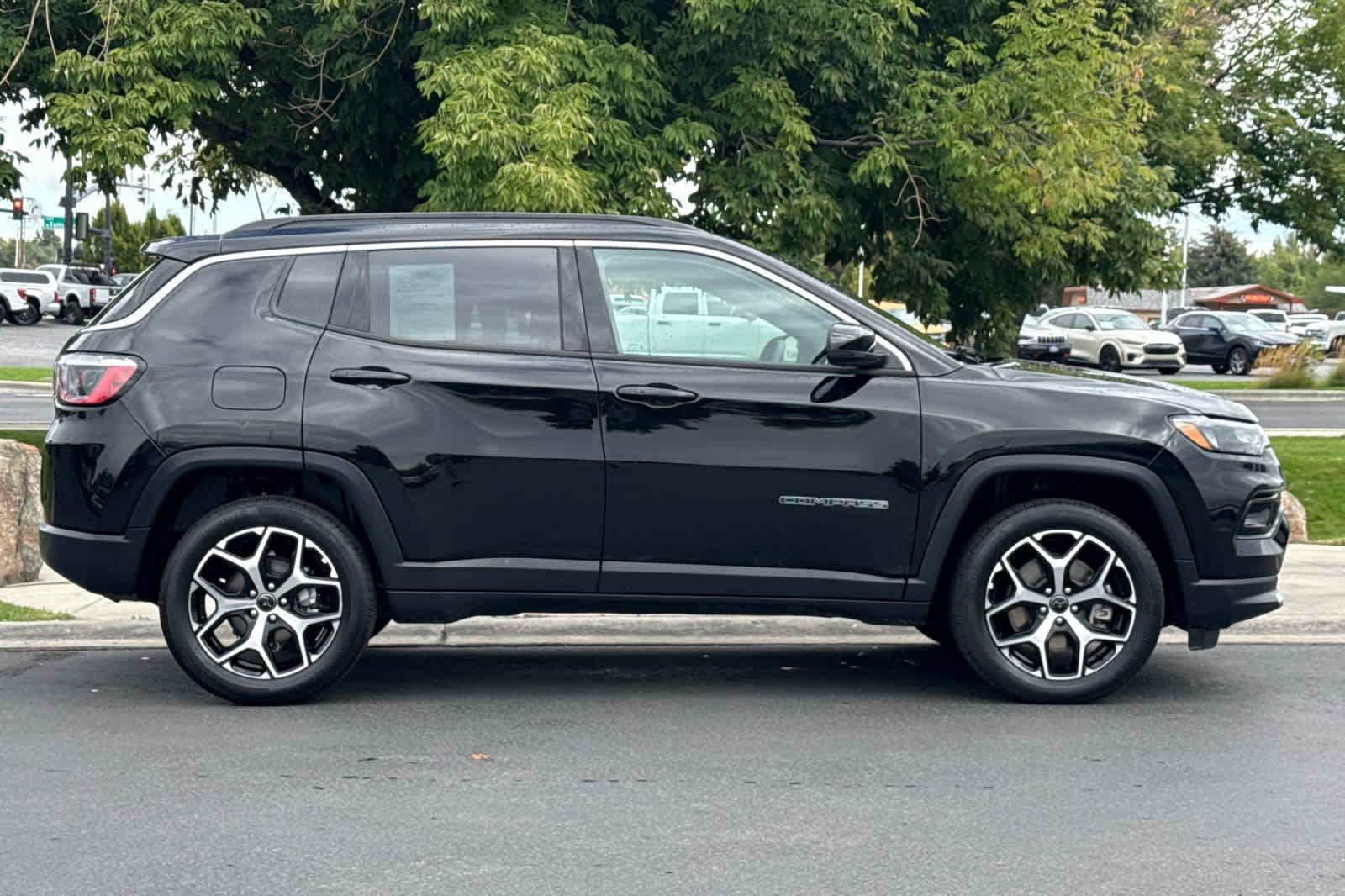 Used 2025 Jeep Compass Limited AWD/4WD image 8