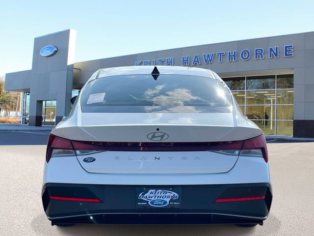 Used 2024 Hyundai Elantra SE FWD image 5