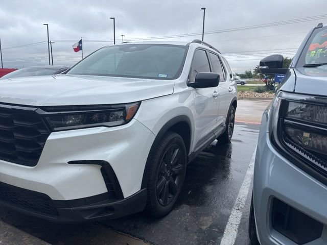 Used 2025 Honda Pilot Sport image 2