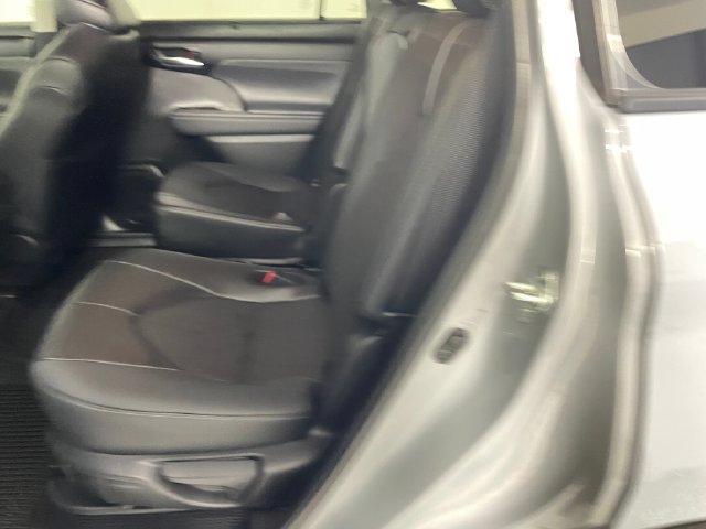 Used 2024 Toyota Highlander XLE AWD/4WD image 15