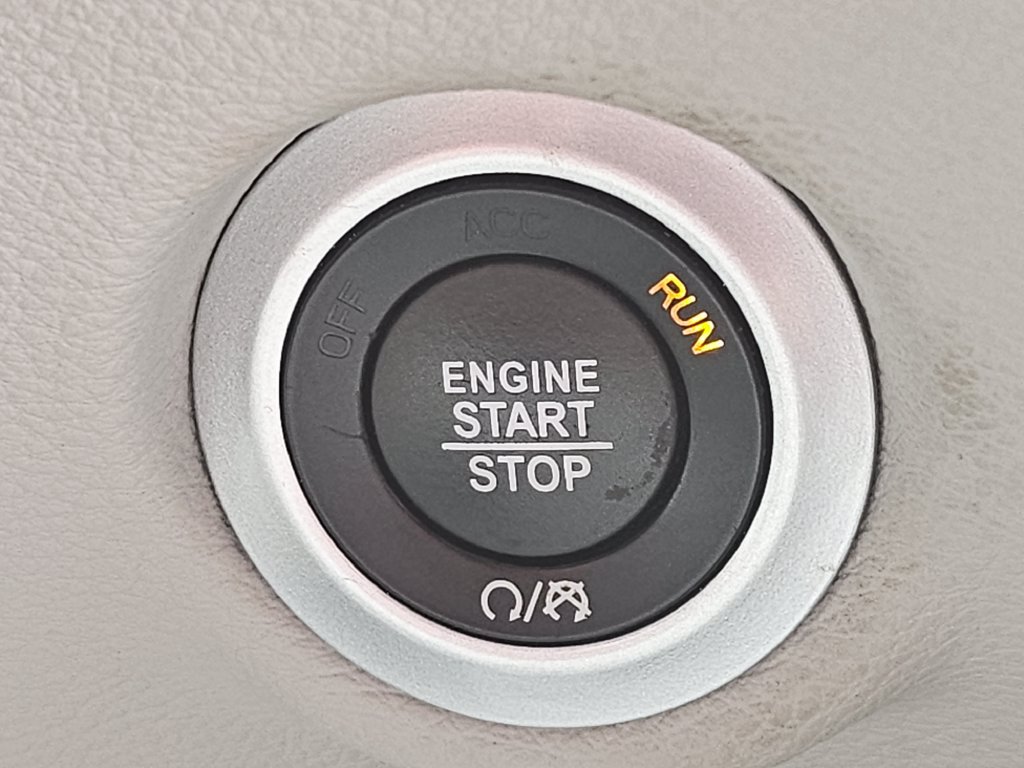 Used 2023 Chrysler Pacifica Limited FWD image 33