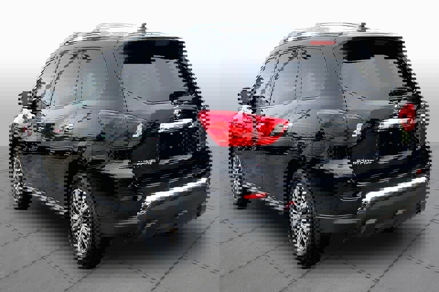 Used 2019 Nissan Pathfinder SL image 2