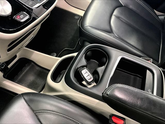 Used 2023 Chrysler Pacifica Touring-L FWD image 16