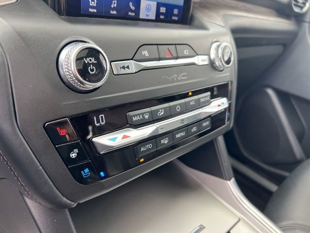 Certified 2020 Ford Explorer Platinum w/ Premium Technology Package AWD/4WD image 17