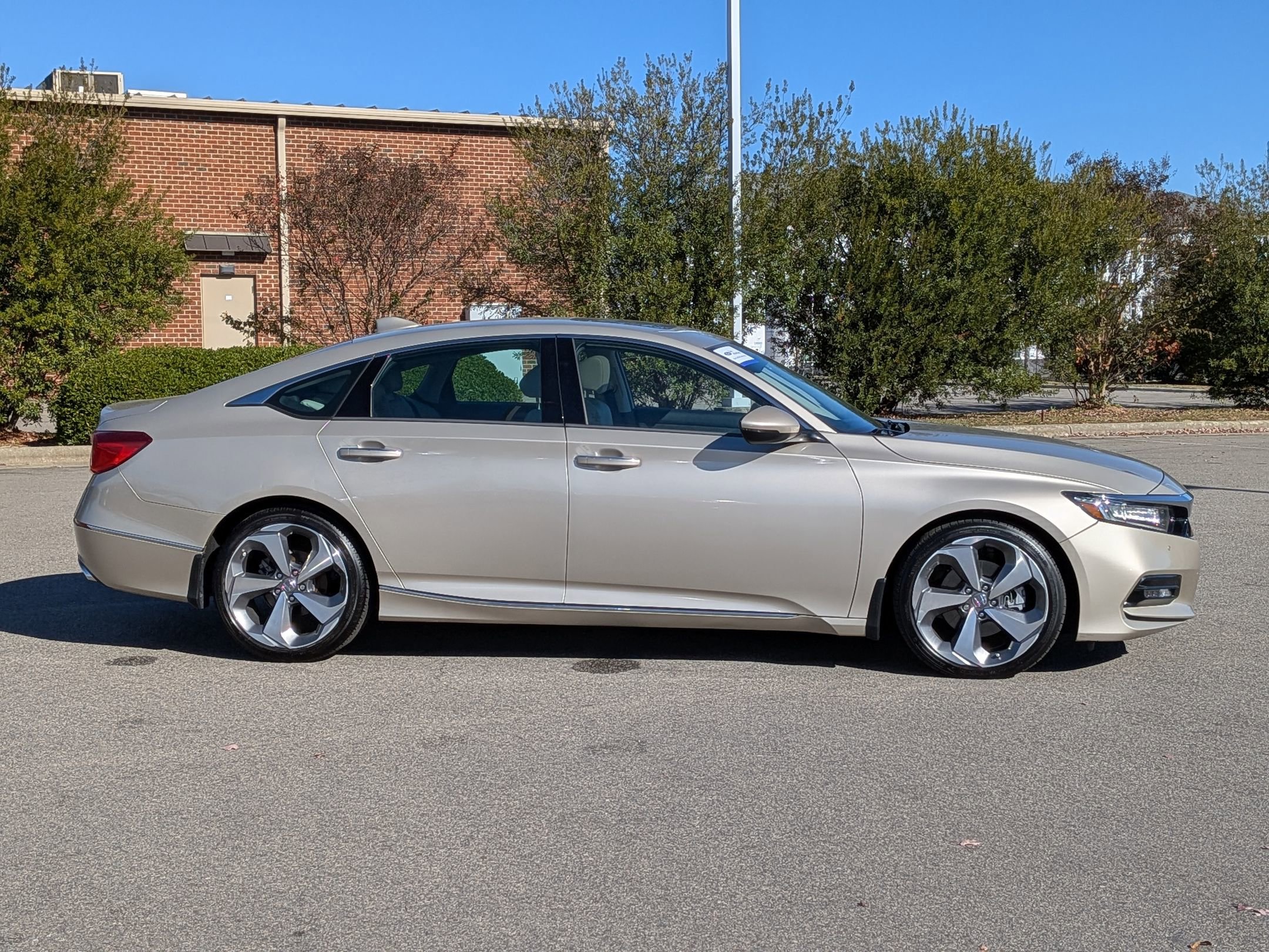 Used 2020 Honda Accord Touring image 3