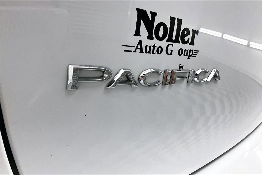 Used 2025 Chrysler Pacifica Select image 10