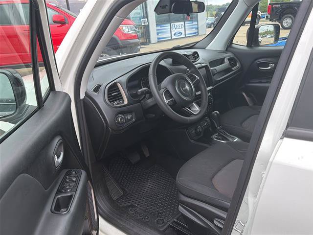 Used 2023 Jeep Renegade Latitude AWD/4WD image 3