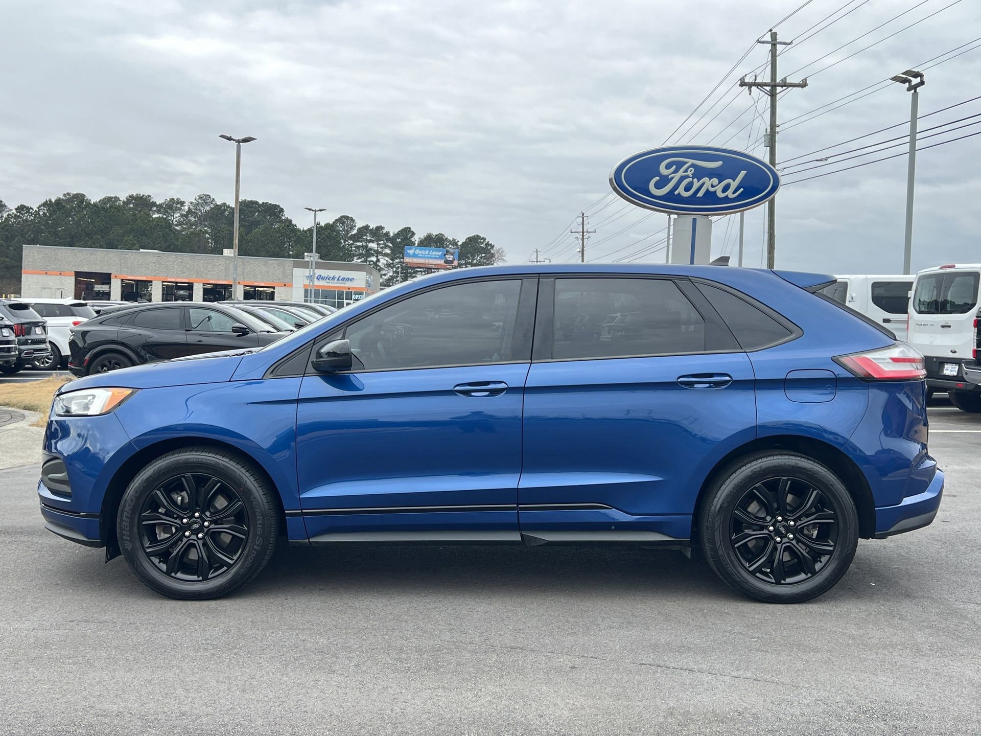 Certified 2023 Ford Edge SE w/ Black Appearance Package image 6
