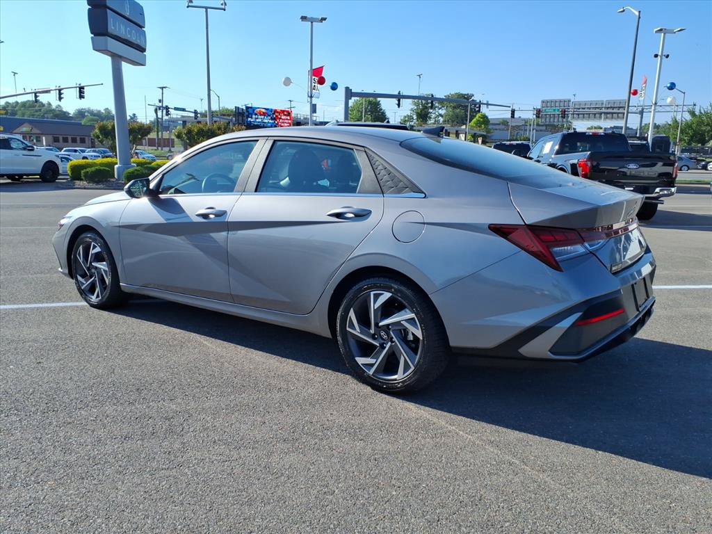 Used 2025 Hyundai Elantra Limited FWD image 3