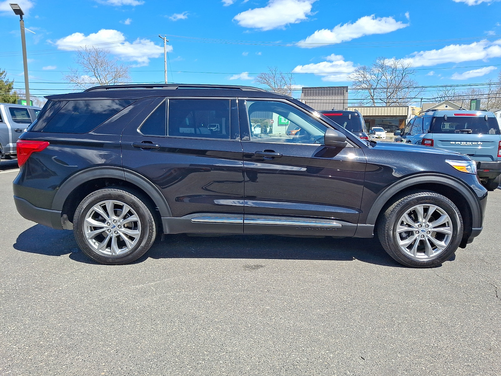 Certified 2022 Ford Explorer XLT w/ Equipment Group 202A AWD/4WD image 12