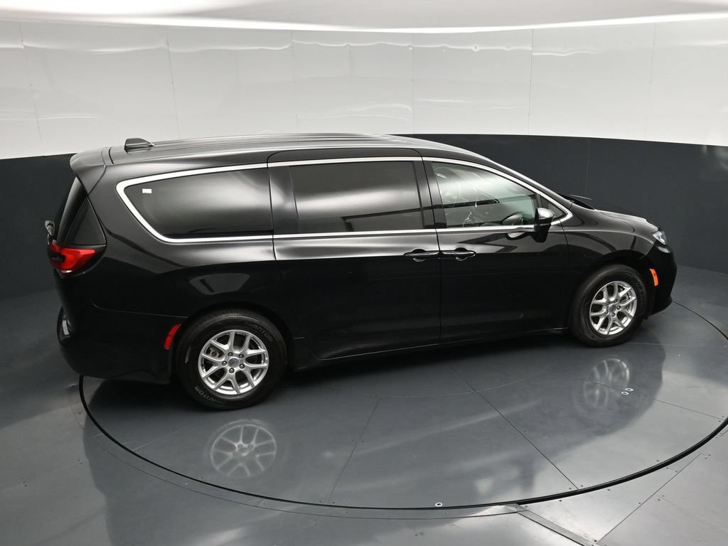 Used 2024 Chrysler Pacifica Touring-L FWD image 45