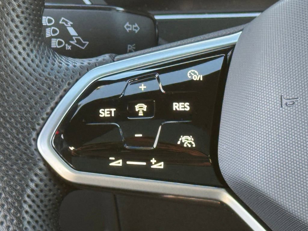 Used 2024 Volkswagen Tiguan SE R-Line FWD image 24