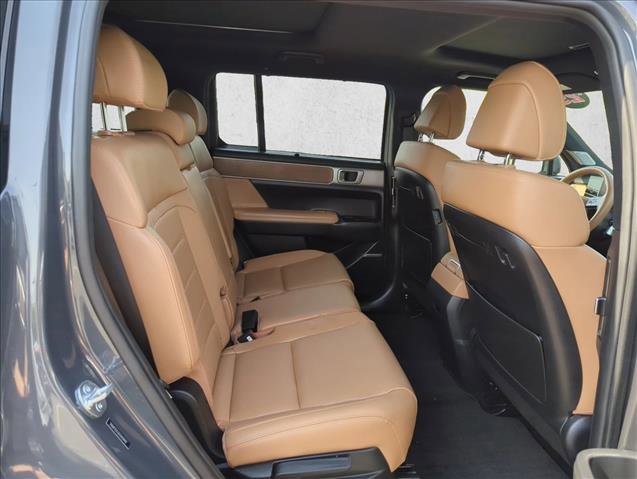 Used 2025 Hyundai Santa Fe Limited AWD/4WD image 18