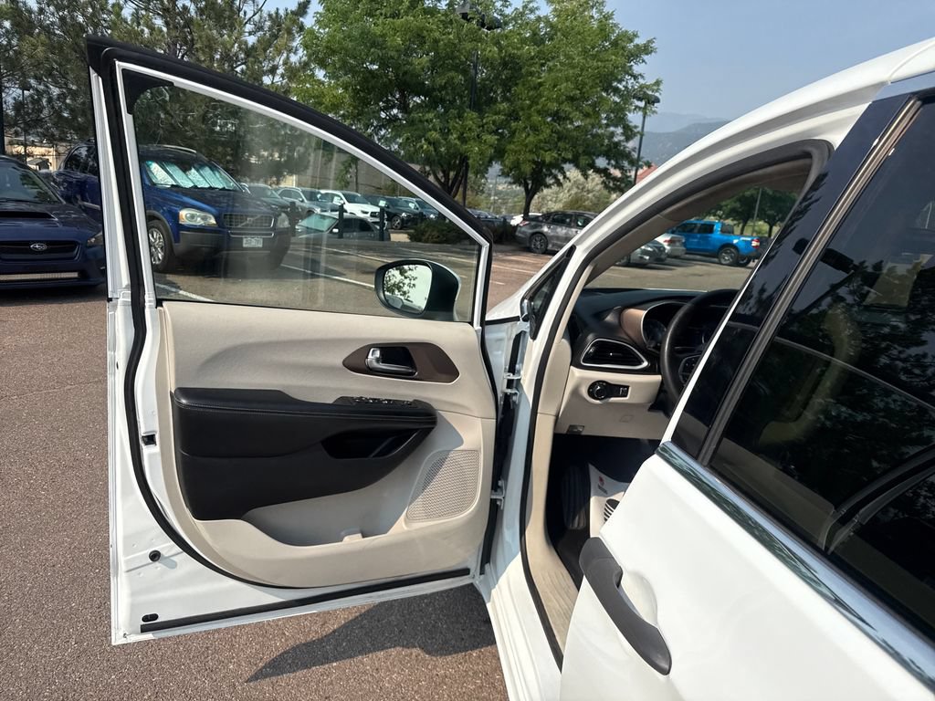 Used 2020 Chrysler Voyager L FWD image 10