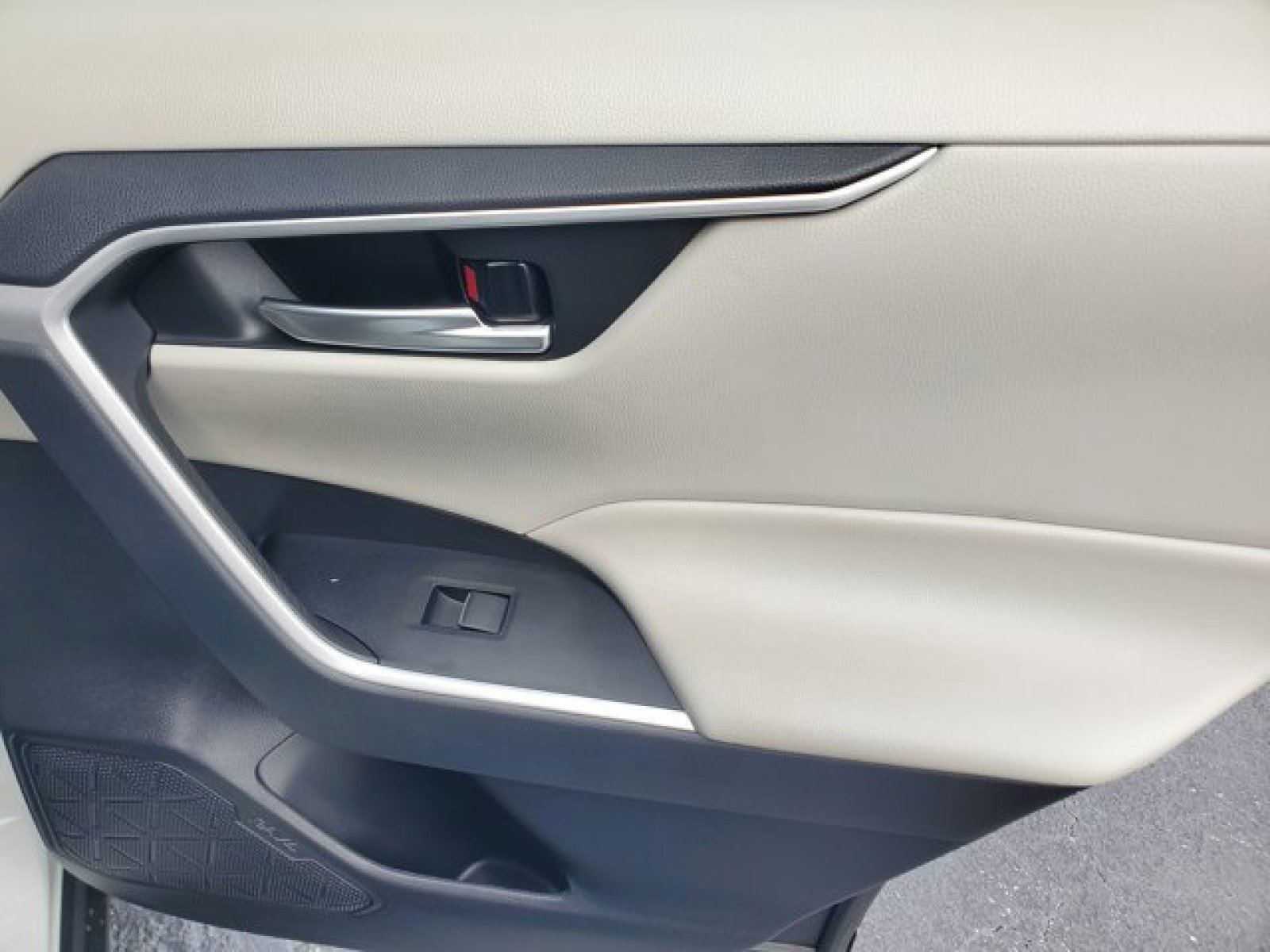 Used 2021 Toyota RAV4 XLE Premium image 35