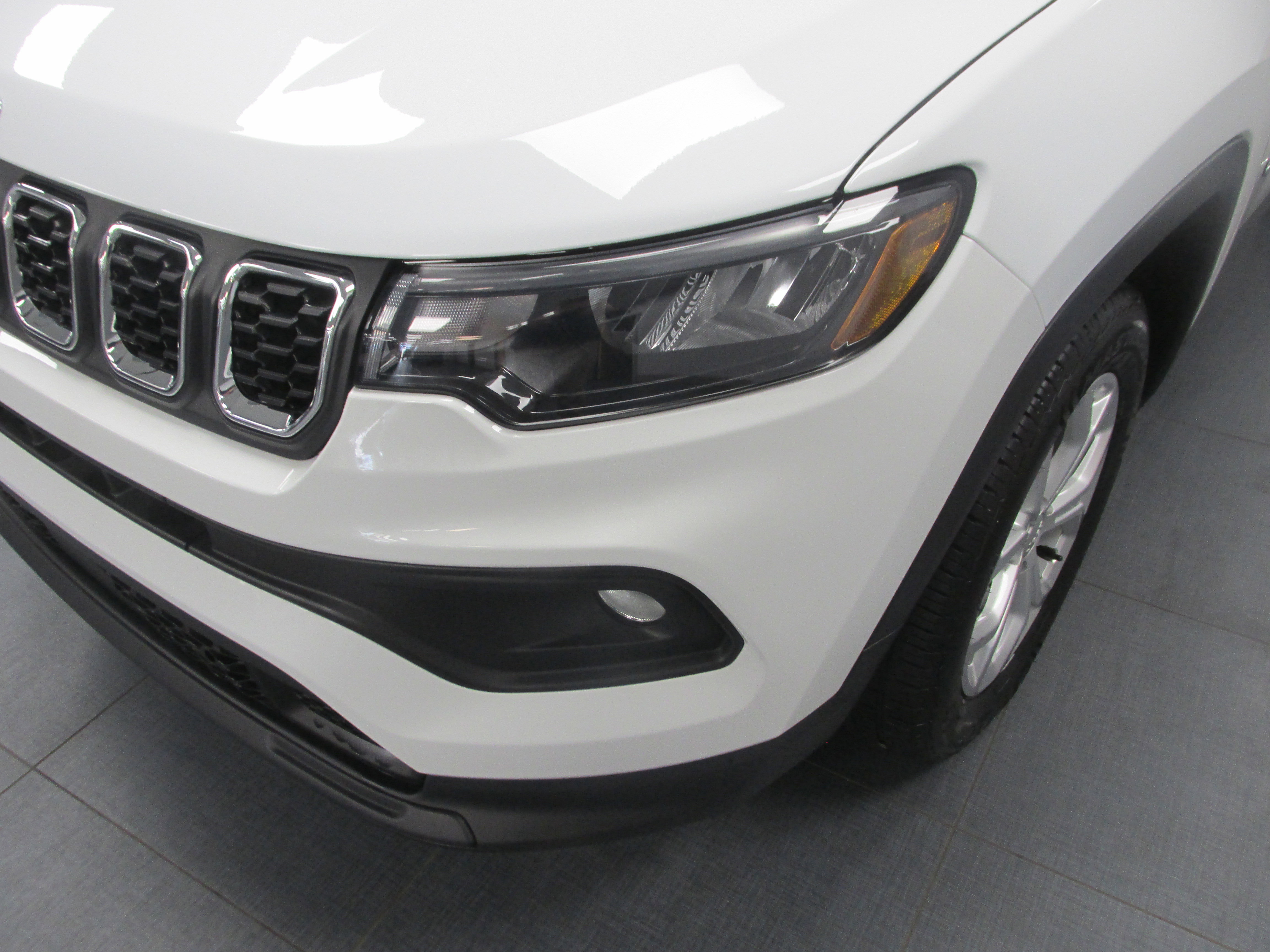 Used 2024 Jeep Compass Latitude image 9