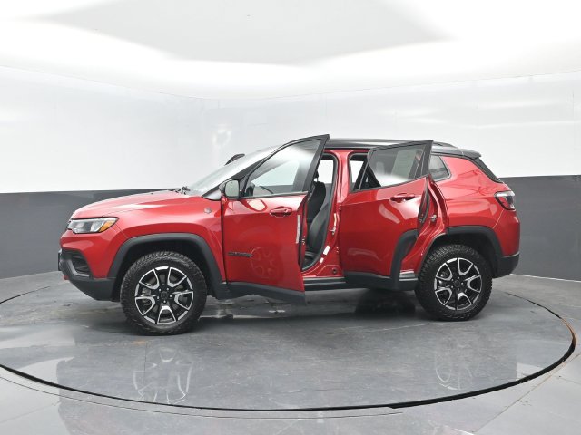 Used 2025 Jeep Compass Trailhawk AWD/4WD image 32
