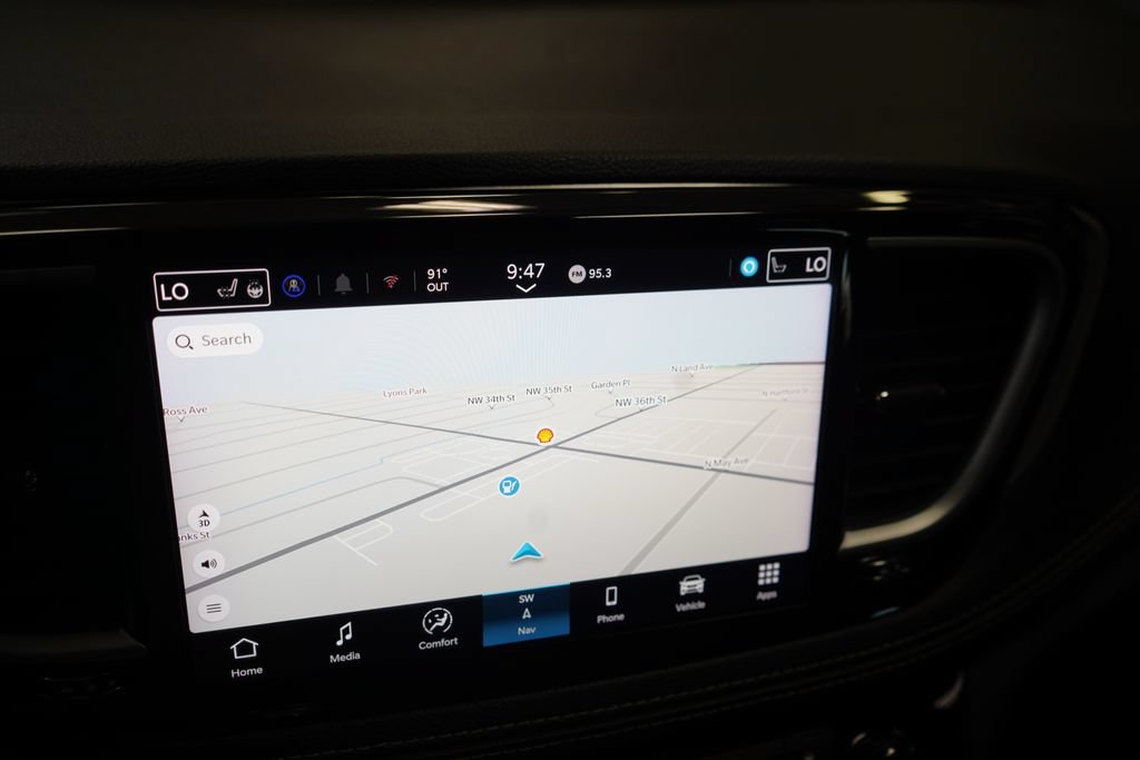 Used 2025 Chrysler Pacifica Limited FWD image 39