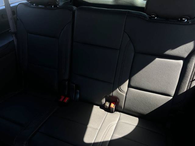 Used 2025 Chevrolet Suburban High Country AWD/4WD image 18