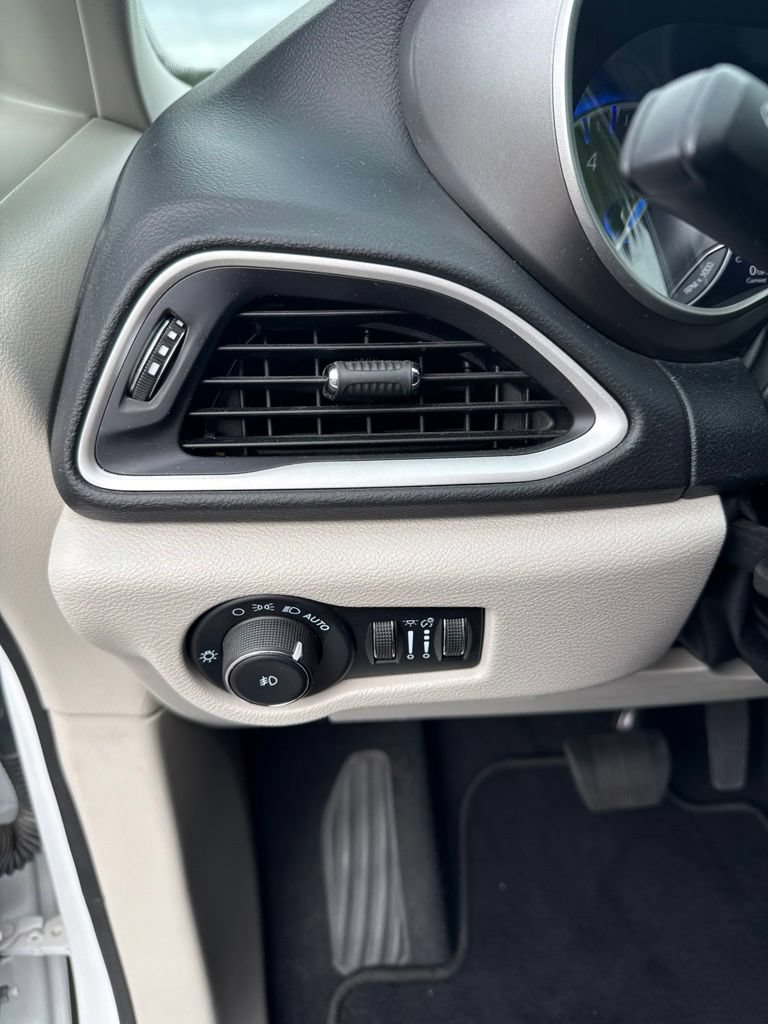 Used 2022 Chrysler Pacifica Touring-L FWD image 30
