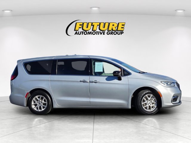 Used 2024 Chrysler Pacifica Touring-L FWD image 3