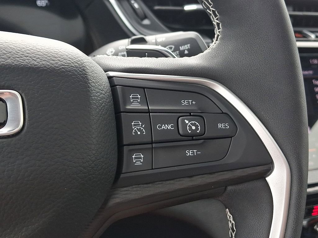 Used 2025 Jeep Grand Cherokee Altitude AWD/4WD image 22