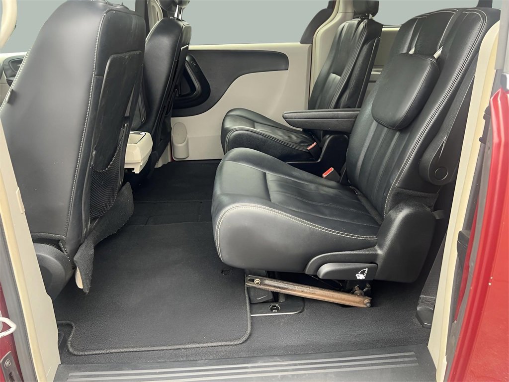 Used 2016 Chrysler Town & Country Touring image 32