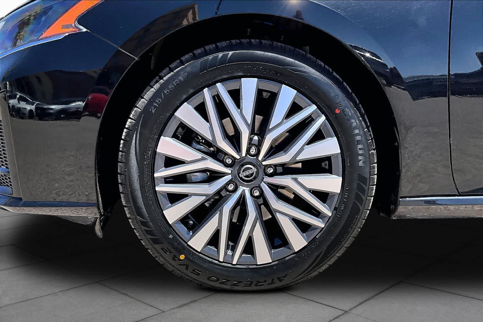 Used 2024 Nissan Altima 2.5 SV FWD image 11