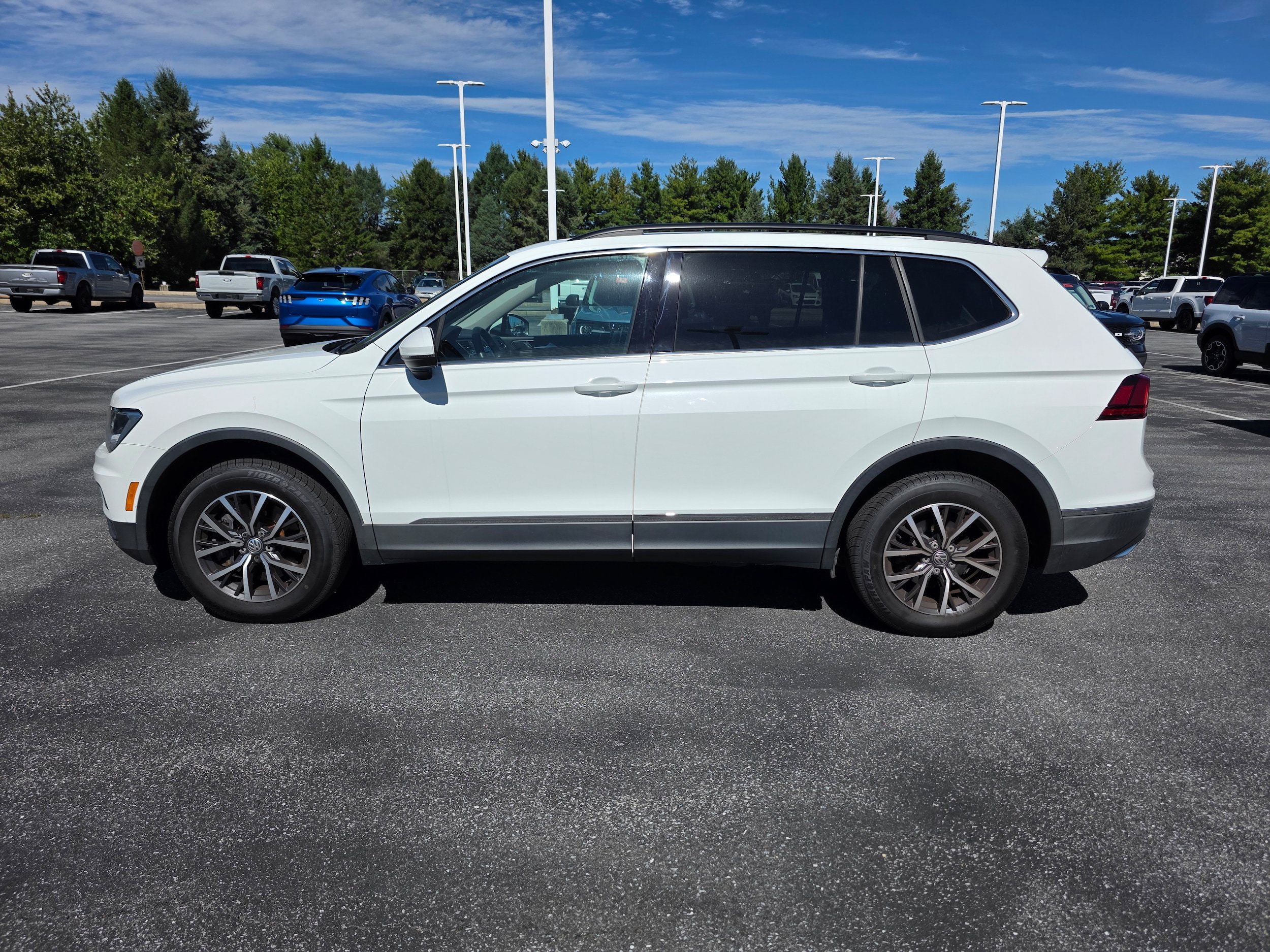 Used 2020 Volkswagen Tiguan SE w/ Panoramic Sunroof Package AWD/4WD image 2