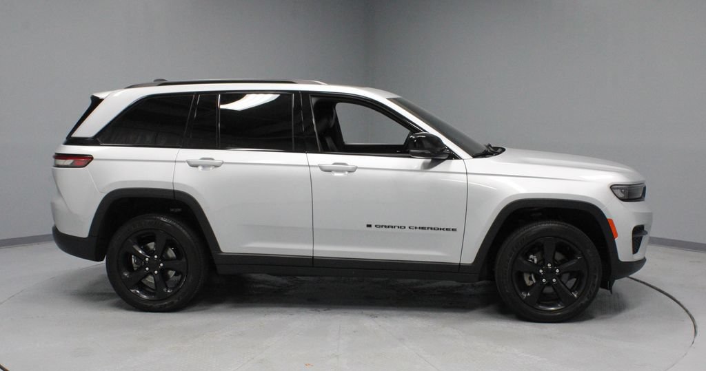 Used 2023 Jeep Grand Cherokee Altitude AWD/4WD image 11
