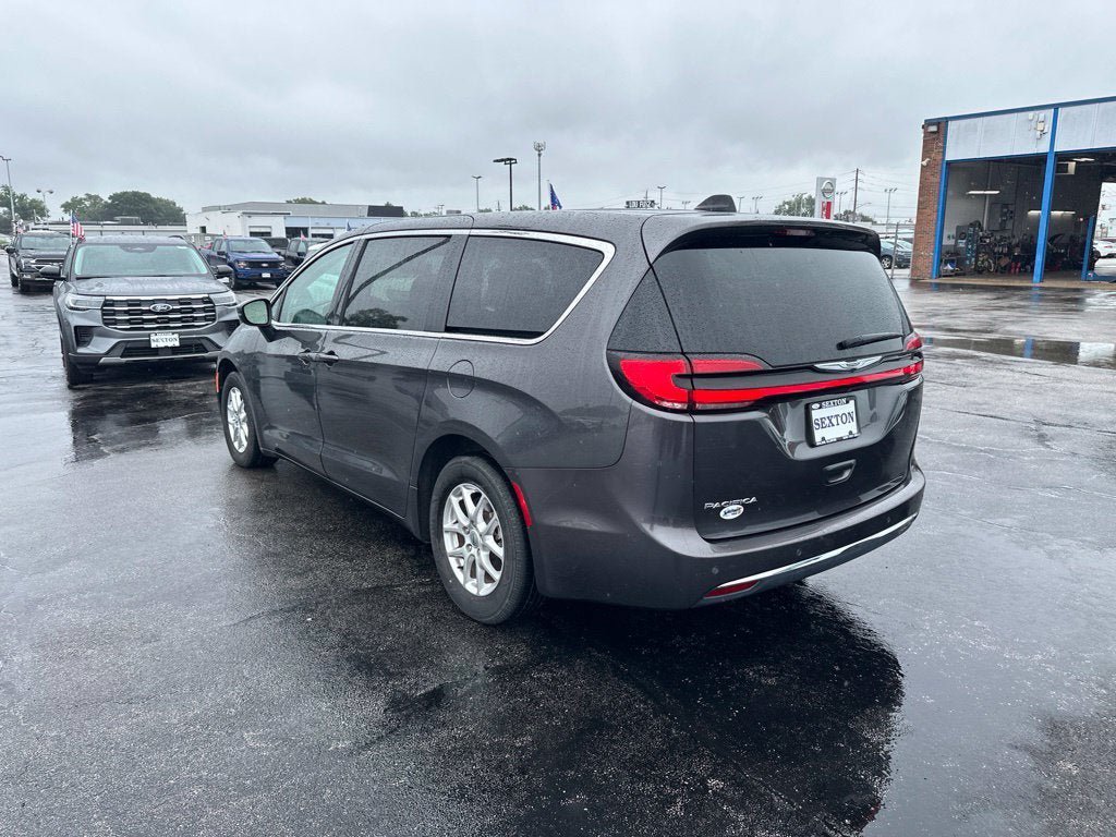 Used 2023 Chrysler Pacifica Touring-L FWD image 5