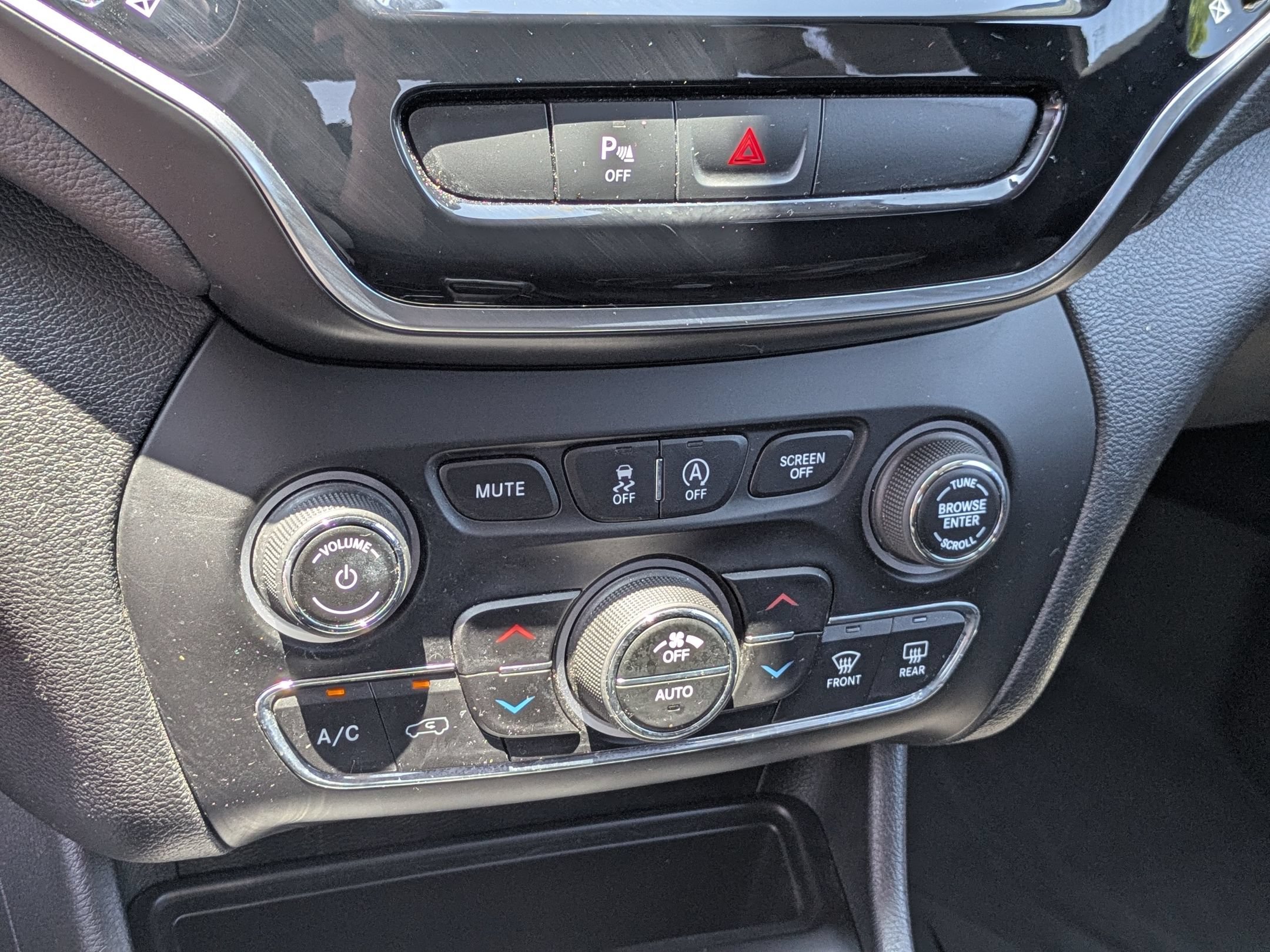 Used 2019 Jeep Cherokee Limited AWD/4WD image 22