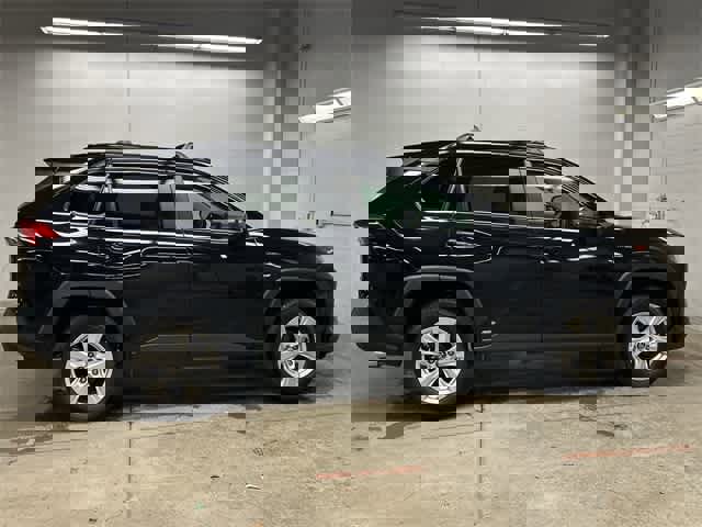 Used 2021 Toyota RAV4 LE image 3