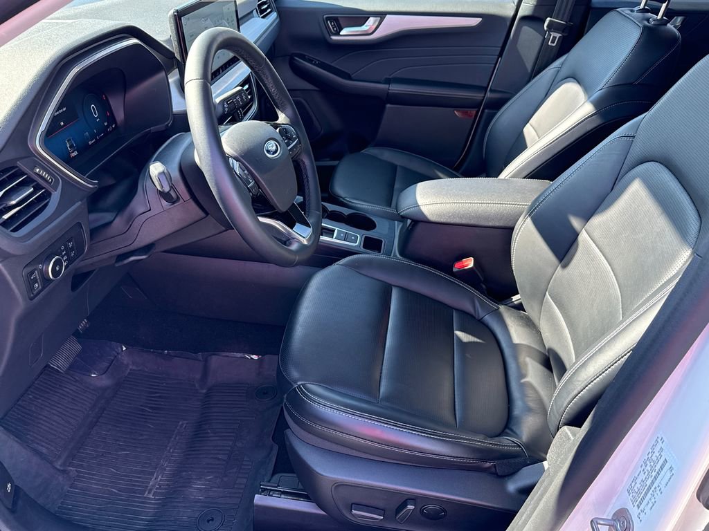 Certified 2025 Ford Escape Platinum w/ Class II Trailer Tow Package image 9