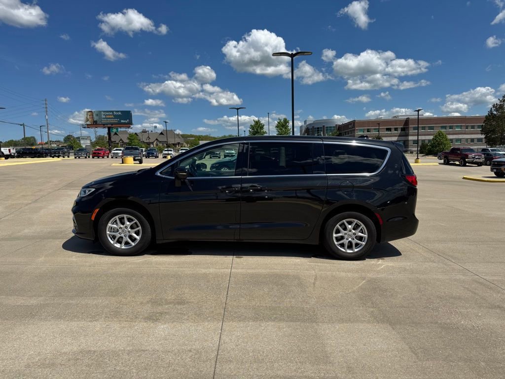 Used 2023 Chrysler Pacifica Touring-L FWD image 8