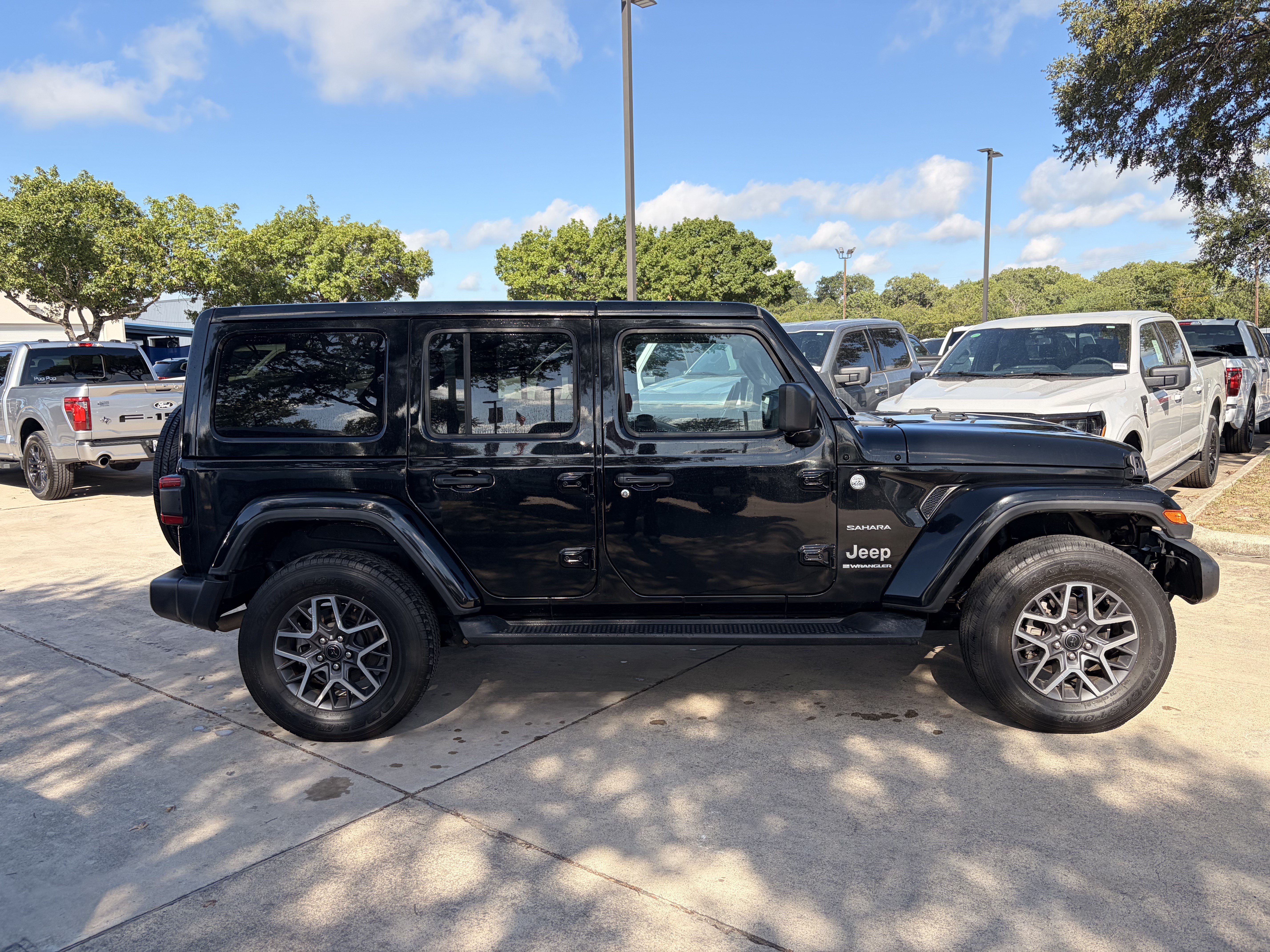 Used 2024 Jeep Wrangler Unlimited Sahara AWD/4WD image 4
