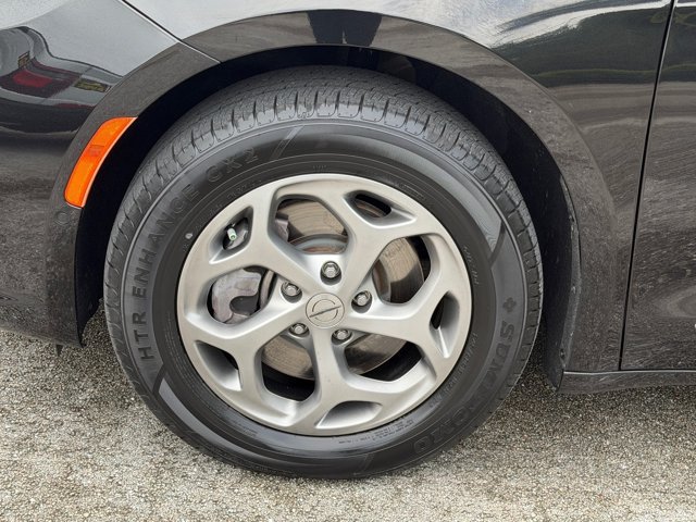 Used 2023 Chrysler Pacifica Limited AWD/4WD image 13
