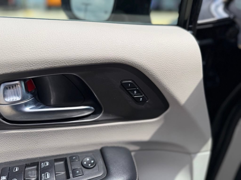 Used 2022 Chrysler Pacifica Touring-L FWD image 12