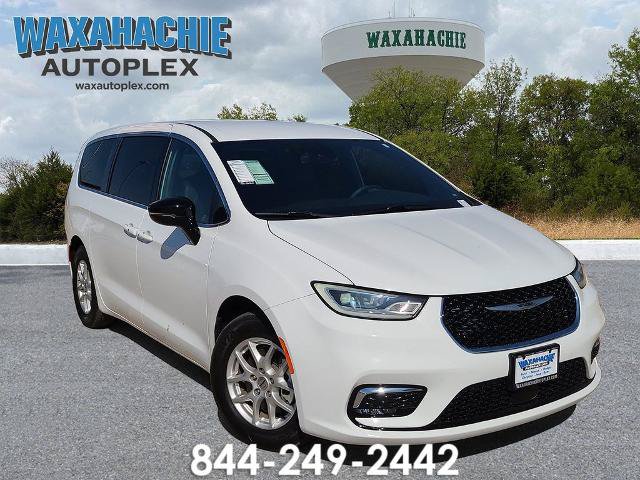 Used 2025 Chrysler Pacifica Select