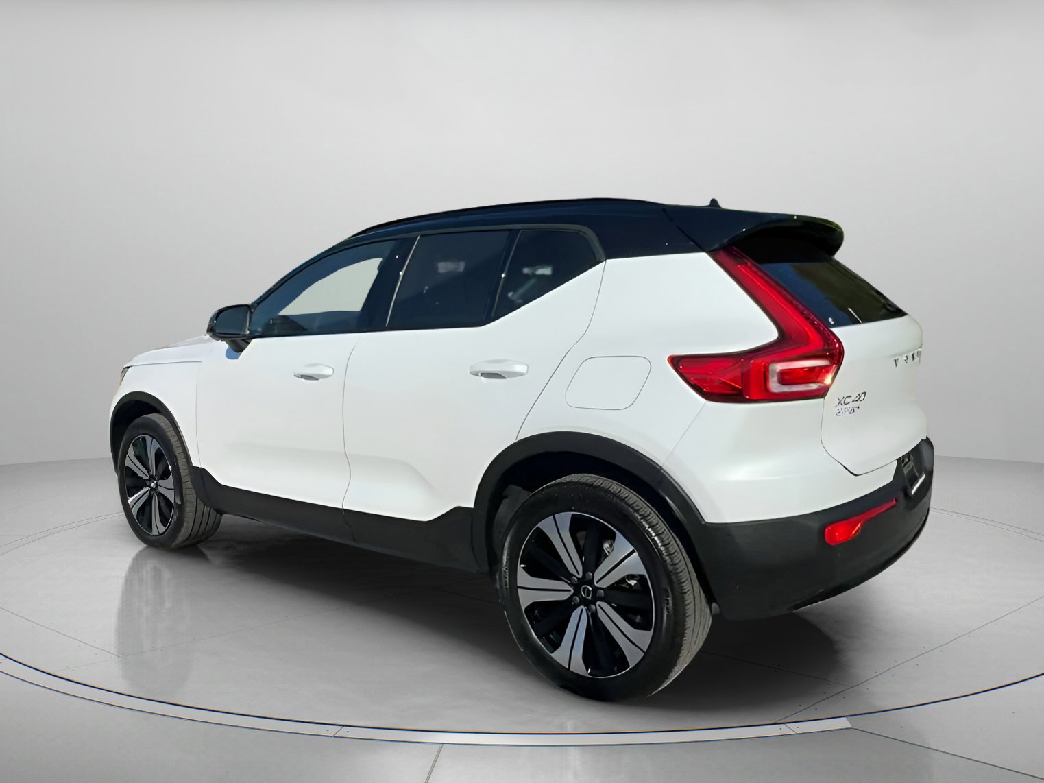 Used 2023 Volvo XC40 Recharge Plus image 12