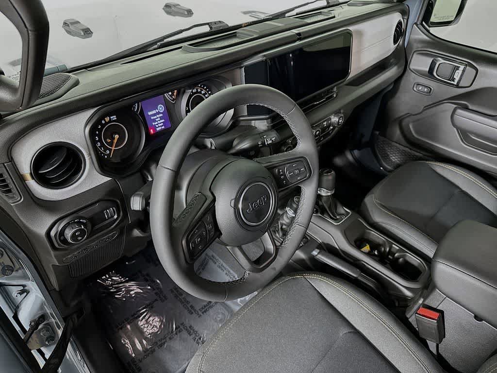 Used 2025 Jeep Gladiator Sport AWD/4WD image 2