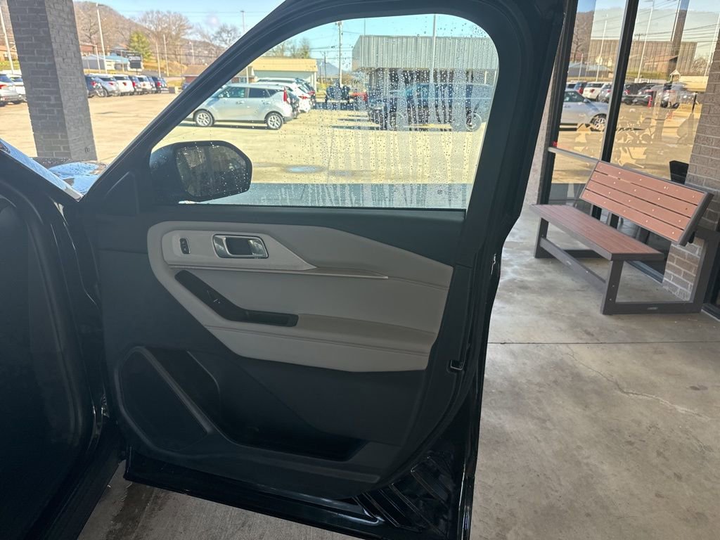 Certified 2025 Ford Explorer Active w/ Active Comfort Package image 22